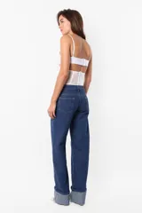 Corset blanco de microtul en el cuerpo y microfibra en el busto, con sustracción debajo del busto y frunce. Tiene ganchos lenceros en la espalda, ballenas con refuerzo en los recortes y terminaciones con elástico.