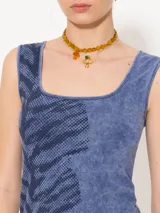 Vestido midi de algodón pima orgánico color azul con estampado abstracto en la parte delantera y logo bordado en la espalda.