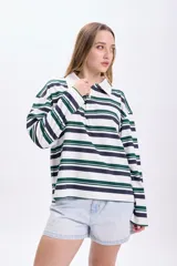 Remera manga larga con cuello polo, a rayas horizontales blancas, verdes y azules.