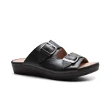 Sandalia casual de cuero color negro, con dos tiras anchas sobre el empeine ajustables con hebillas metálicas plateadas.