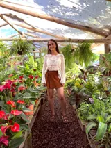 Buzo tejido color crudo con mangas largas y calado en el frente.