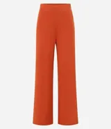 Pantalón pantalona marrón de ribana con textura acanalada y cintura elástica.
