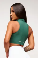 Top deportivo azul marino con cuello polo y cierre parcial con cremallera.