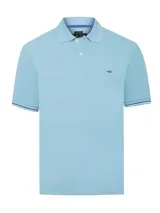 Chomba celeste con cuello polo, de piqué de algodón pima peruano. Tiene logo bordado en el pecho y detalles en azul marino en cuello y mangas.