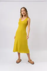 Vestido midi verde oliva de tejido acanalado, con escote en V y silueta al cuerpo con caída fluida.