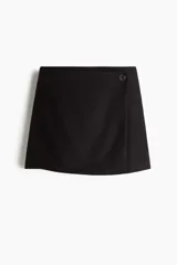 Short pollera mini de viscosa color negro. Diseño cruzado con botón y cierre lateral oculto.