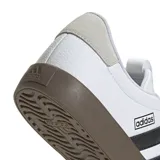 Championes Adidas VL Court 3.0 de cuero blanco con las tres tiras laterales en negro y suela marrón.