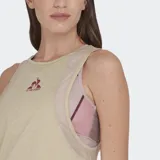Musculosa deportiva Le Coq Sportif color beige melange, con paneles laterales en tono rosado claro y logo del gallo en color bordó.