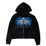 Campera corta negra de terciopelo con cierre frontal y capucha. Presenta un estampado con motivos florales y texto en azul y blanco. Corte ajustado.