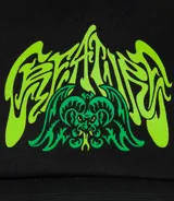 Gorra negra con visera, con estampado de criatura psicodélica en verde neón.