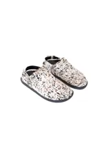 Zuecos con estampado animal print en blanco y marrón, con tira trasera ajustable con hebilla metálica.
