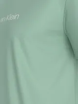 Remera verde agua de algodón con logo de Calvin Klein estampado en el pecho.