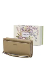 Billetera color beige con doble compartimento con cierre, correa de mano y logo de la marca en el frente.
