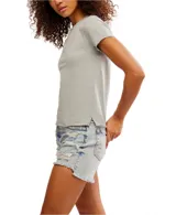 Camiseta ajustada (baby tee) color beige topo, de manga corta y cuello redondo.