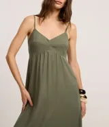 Vestido largo color verde oliva, de crepé con escote corazón, breteles finos ajustables y lastex en la espalda.