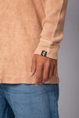 Buzo de hombre de corte oversize confeccionado en tela waffle de algodón con proceso de teñido acid en color borgoña.