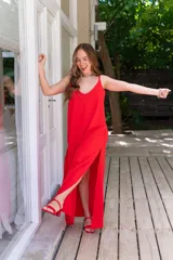 Vestido largo rojo de muselina con rayado de lino, corte suelto y breteles finos.