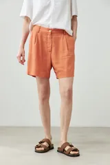 Short color durazno de lino con pinzas, tiro alto y bolsillos laterales.
