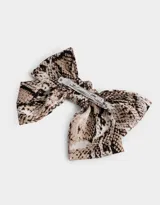 Hebilla francesa con moño grande de tela con estampado de piel de serpiente en tonos beige, marrón y negro.