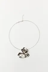 Gargantilla plateada con dije colgante con forma de flor.