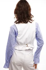 Chaleco de vestir blanco con cuello en V y cierre frontal con botones.
