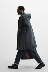 Parka relaxed fit confeccionada en tejido técnico repelente al agua. Interior acolchado desmontable. Cuello solapa con capucha desmontable. Manga larga con puño ajustable con botones a presión. Bolsillos de vivo en cadera. Bajo con abertura central en espalda. Cierre frontal con cremallera oculta por solapa con botones a presión. Chaleco interior acolchado y desmontable con cuello pico y manga sisa.