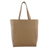 Bolso tipo shopper de material sintético texturizado color beige, con dos asas de hombro. Presenta un dije colgante con cordón anudado y terminales metálicas. En la parte superior lleva grabado el logo "OREIRO LOVE" y en la parte inferior central un pequeño aplique metálico con forma de labios.