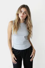 Musculosa blanca de algodón con cuello redondo y corte ajustado.