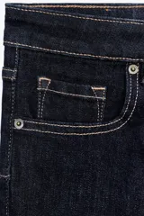 Pantalón de jean azul oscuro, de corte bootcut, tiro alto y cinco bolsillos.