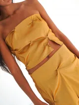 Top strapless color ocre con frunces y efecto origami.