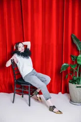 Zapato tipo blucher botín de seda salvaje color dorado con rejilla blocada en la talonera y ribetes de terciopelo negro. Tiene cordones negros y plantilla intercambiable con cuña interna de 1,5cm. Modelo exclusivo diseñado y fabricado en España.