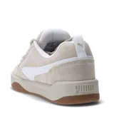 Championes urbanos Puma Park Lifestyle Raw, color beige con detalles en blanco y suela marrón.