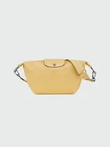 Cartera cruzada de cuero color amarillo de la colección Le Pliage Xtra, con correa ajustable.