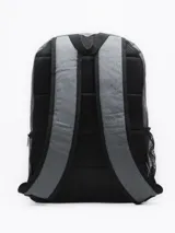 Mochila con estampado tie-dye en tonos grises y blancos, con bolsillo frontal con cierre y logo "Forum Active" estampado. Incluye bolsillo lateral de red para botella.