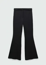 Pantalón largo acampanado negro con strass, tiro medio, bolsillos laterales y cierre oculto de botón, gancho y cremallera.
