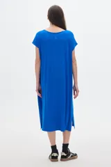 Vestido midi azul eléctrico de corte amplio con escote en V y mangas cortas.