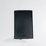 Billetera tarjetero Liguria Vernazza con exterior de cuero PU con patrón de fibra de carbono. Cuenta con protección RFID, capacidad para 6 tarjetas en el tarjetero de aluminio, 2 tarjetas adicionales en el interior, espacio con ventana transparente para cédula de identidad, espacio interno para 6 billetes y bolsillo monedero exterior con cierre.