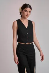 Chaleco marrón con escote en V y cierre frontal con botones.