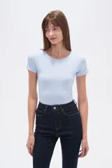 Body de manga corta color celeste claro, de tejido liso y ajustado al cuerpo, con cuello redondo a la base y broches inferiores.