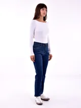 Pantalón jean de corte recto, color celeste claro.