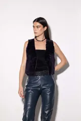 Chaleco corto con corderito en la parte delantera y cuero vacuno en la parte trasera. Ideal para combinar con camisas o poleras.