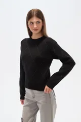 Sweater negro con cuello redondo y diseño de rombos grises.