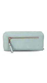 Billetera larga color beige de símil cuero, con cierre perimetral y bolsillo trasero con cierre.