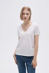 Remera blanca de algodón con cuello en V y mangas cortas.
