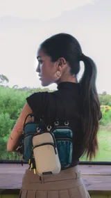 Bandolera porta celular color azul con efecto denim, con dos compartimentos con cierre y correa regulable de elástico.