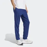 Pantalón deportivo Adidas de tejido spacer, color azul vibrante, con ajuste clásico, cintura elástica con cordón, bolsillos frontales y logo de las 3 Barras bordado en la cadera.