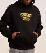 Buzo negro con capucha, de corte boxy, con estampa frontal amarilla de Wu-Tang Clan.