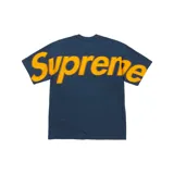 Camiseta azul con el logo de Supreme en letras grandes color amarillo.