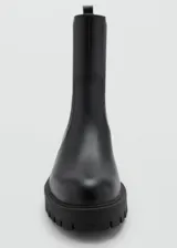Botín Chelsea negro de efecto piel con suela track, paneles laterales elásticos y punta redonda.