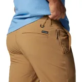 Pantalón color tostado con corte recto, rodillas articuladas, bolsillos laterales y traseros, y cintura ajustable con cordón.